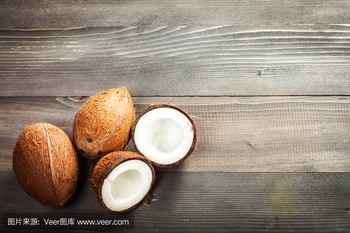 木桌上的椰子