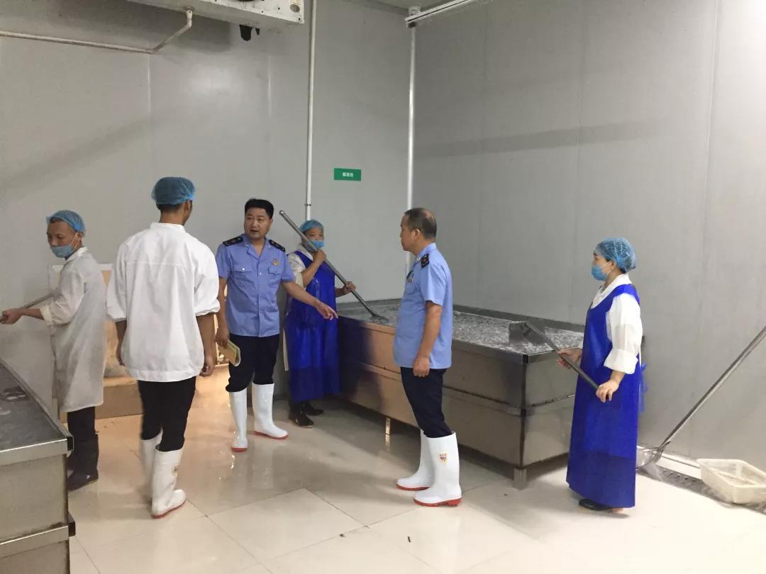 鳳橋市場(chǎng)監(jiān)管分局開展食品生產(chǎn)企業(yè)“全覆蓋”監(jiān)督檢查 筑牢食品安全防線
